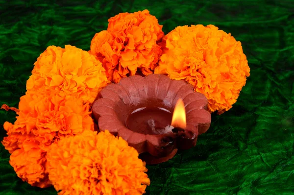 Lâmpada Argila Diya Iluminada Com Flores Laranja Durante Celebração Diwali — Fotografia de Stock