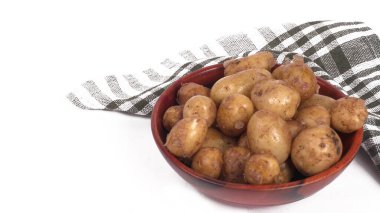 Beyaz arka planda ahşap kasede pişirmek için taze patatesler. 