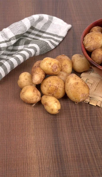 Batatas Pequenas Frescas Para Cozinhar Mesa Madeira — Fotografia de Stock