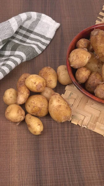 Batatas Pequenas Frescas Para Cozinhar Mesa Madeira — Fotografia de Stock