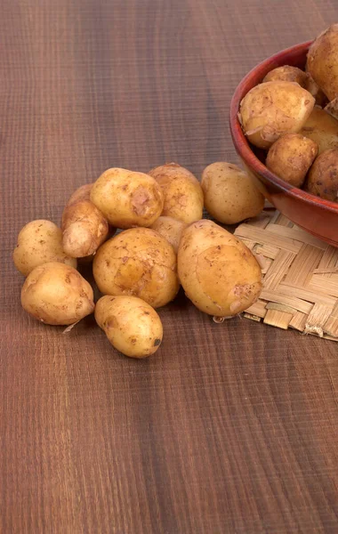 Batatas Pequenas Frescas Para Cozinhar Mesa Madeira — Fotografia de Stock