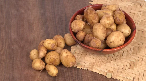 Patatas Pequeñas Frescas Para Cocinar Mesa Madera — Foto de Stock