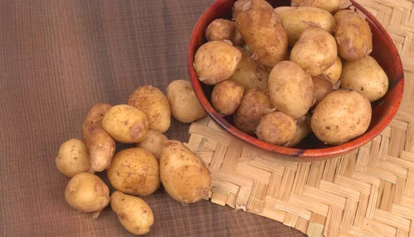 Batatas Pequenas Frescas Para Cozinhar Mesa Madeira — Fotografia de Stock