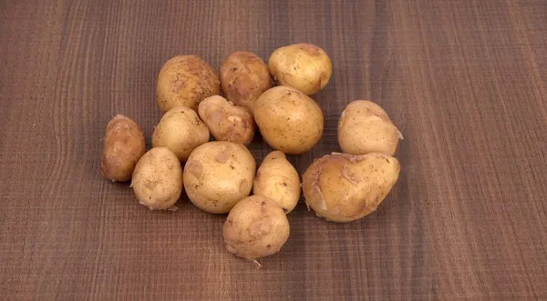 Patatas Pequeñas Frescas Para Cocinar Mesa Madera —  Fotos de Stock