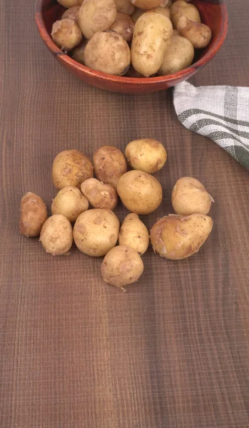 木のテーブルで調理するための新鮮な小さなジャガイモ — ストック写真
