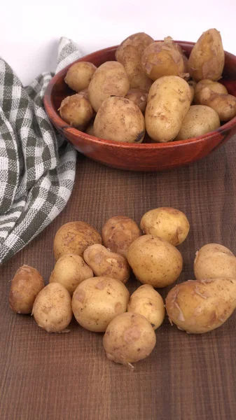 Tahta Masada Pişirmek Için Taze Patates — Stok fotoğraf