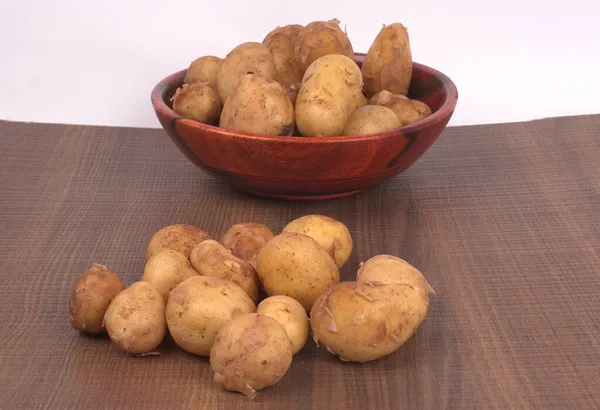 Patatas Pequeñas Frescas Para Cocinar Mesa Madera —  Fotos de Stock