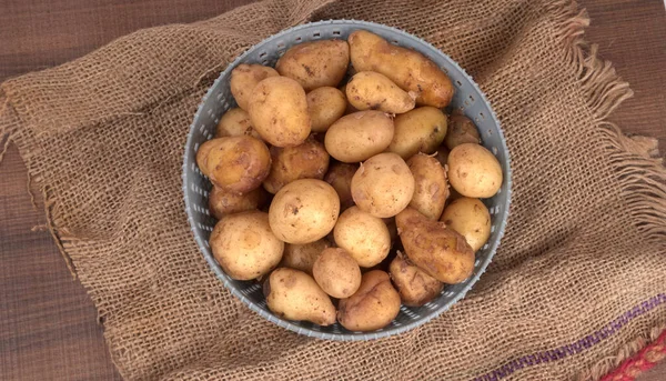 Batatas Pequenas Frescas Para Cozinhar Mesa Madeira — Fotografia de Stock