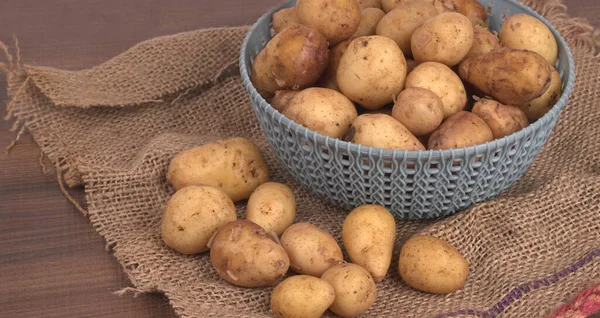 Batatas Pequenas Frescas Para Cozinhar Mesa Madeira — Fotografia de Stock