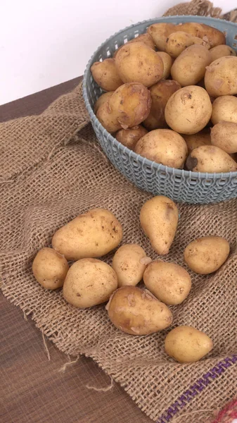 Patatas Pequeñas Frescas Para Cocinar Mesa Madera —  Fotos de Stock