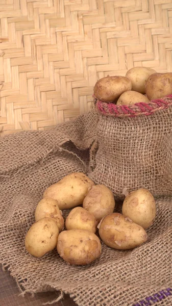 Свіжа Маленька Картопля Приготування Дерев Яному Столі — стокове фото