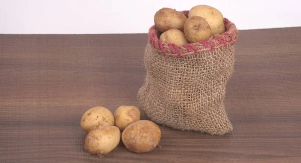 Verse Kleine Aardappelen Houten Tafel Koken — Stockfoto