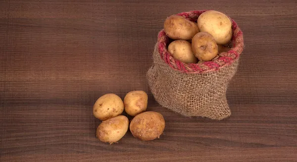 Patatas Pequeñas Frescas Para Cocinar Mesa Madera —  Fotos de Stock