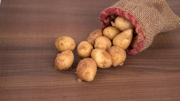 Patatas Pequeñas Frescas Para Cocinar Mesa Madera —  Fotos de Stock