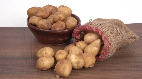 Patatas Pequeñas Frescas Para Cocinar Mesa Madera —  Fotos de Stock