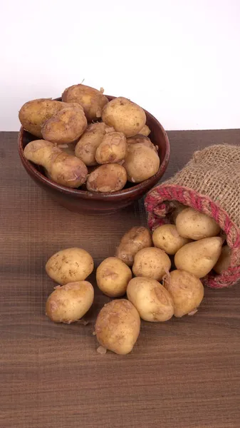 Cartofi Mici Proaspeți Pentru Gătit Masă Lemn — Fotografie, imagine de stoc