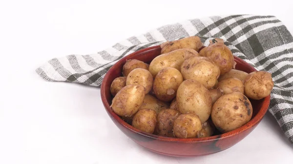 Patatas Pequeñas Frescas Para Cocinar Tazón Madera Sobre Fondo Blanco —  Fotos de Stock