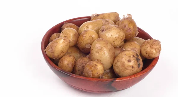 Verse Kleine Aardappelen Voor Het Koken Houten Kom Witte Ondergrond — Stockfoto