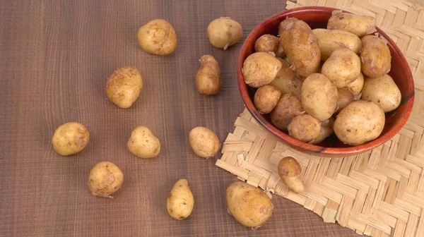 Frische Kleine Kartoffeln Zum Kochen Auf Holztisch — Stockfoto