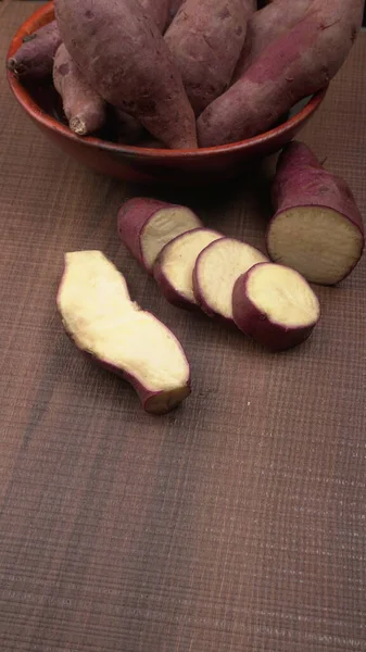 Partes Batatas Doces Fundo Madeira Fecham Batatas Doces Batatas Bruto — Fotografia de Stock