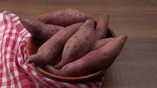 Cuenco Batatas Sobre Fondo Madera Cerca Batatas Batatas Crudas — Foto de Stock