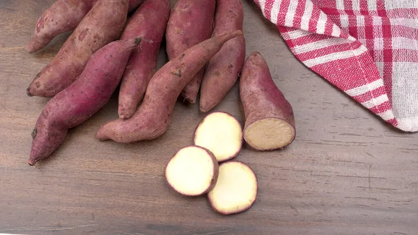 Süßkartoffelscheiben Auf Hölzernem Untergrund Nahaufnahme Rohe Süßkartoffeln Oder Batatas — Stockfoto