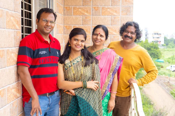 INDIA - 22ND AĞUSTOS, 2019: Kameraya gülümseyen mutlu Hintli aile