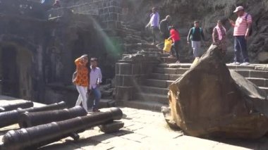 PUNE, MAHARASHTRA, Hindistan - 9 Şubat 2020: Shaniwar wada kalesinde turistler. Shaniwar Wada, Pune şehrinde tarihi bir kaledir..