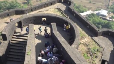 PUNE, MAHARASHTRA, Hindistan - 9 Şubat 2020: Shaniwar wada kalesinde turistler. Shaniwar Wada, Pune şehrinde tarihi bir kaledir..