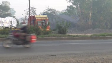 PUNE, Hindistan 5 HAZİRAN 2020: Pune Hindistan trafiğini de içeren bir sokak manzarası