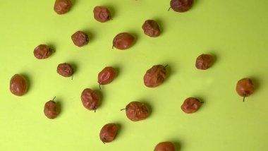 Vahşi doğada ya da ormanda yetişen kızılderili sürahileri, bereler veya böğürtlenler. Yeşil arka planda Hint meyvelerinin yakınlaştırılması