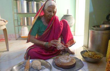 INDIA - 10 Eylül 2019: Hindistan 'da Hindistan ekmeği yapan yaşlı kadın. 