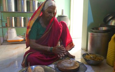 INDIA - 10 Eylül 2019: Hindistan 'da Hindistan ekmeği yapan yaşlı kadın. 