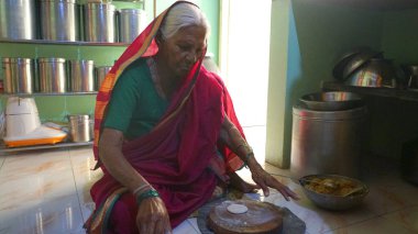 INDIA - 10 Eylül 2019: Hindistan 'da Hindistan ekmeği yapan yaşlı kadın. 
