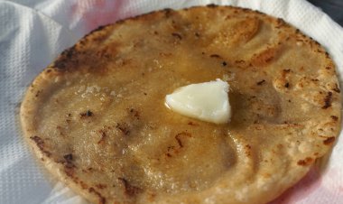 Yağlı kızarmış Hint ekmeği, yakın plan. 