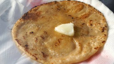 Yağlı kızarmış Hint ekmeği, yakın plan. 