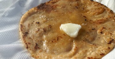 Yağlı kızarmış Hint ekmeği, yakın plan. 