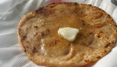 Yağlı kızarmış Hint ekmeği, yakın plan. 