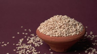 Mor arkaplanda bir kase beyaz fasulye. 