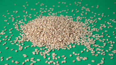 Yeşil arkaplanda beyaz fasulye yığını 