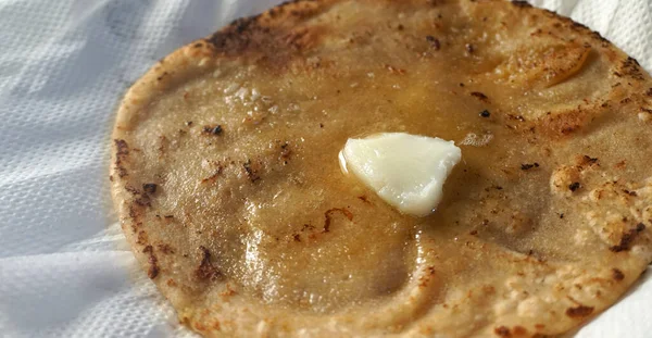 Yağlı kızarmış Hint ekmeği, yakın plan. 