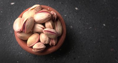 Yeşil yapraklarla süslenmiş fıstıklar veya fındıklar.