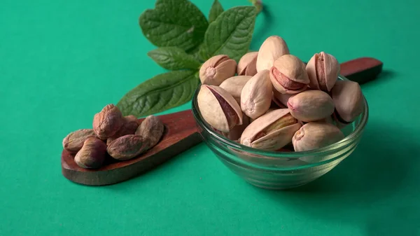 Pistachios Pista Nuts Decorated Brown Wooden Spoon Glass Jar Green — Stockfoto