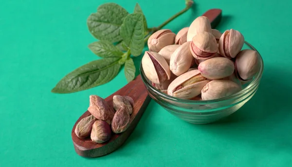 Pistachios Pista Nuts Decorated Brown Wooden Spoon Glass Jar Green — Stockfoto