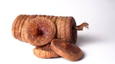 Beyaz arka planda taze incir ya da Anjeer meyvesi. Sağlıklı vegan, gıda konsepti, organik kuru meyve.