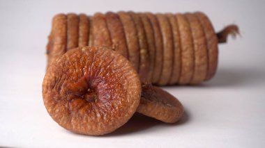Beyaz arka planda taze incir ya da Anjeer meyvesi. Sağlıklı vegan, gıda konsepti, organik kuru meyve.