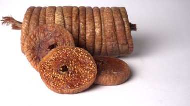 Beyaz arka planda taze incir ya da Anjeer meyvesi. Sağlıklı vegan, gıda konsepti, organik kuru meyve.