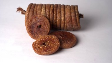 Beyaz arka planda taze incir ya da Anjeer meyvesi. Sağlıklı vegan, gıda konsepti, organik kuru meyve.