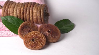 Beyaz arka planda taze incir ya da Anjeer meyvesi. Sağlıklı vegan, gıda konsepti, organik kuru meyve.