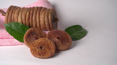 Beyaz arka planda taze incir ya da Anjeer meyvesi. Sağlıklı vegan, gıda konsepti, organik kuru meyve.